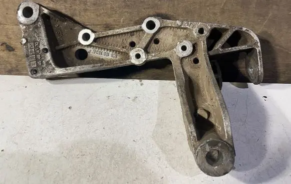 Volkswagen Touran I Engine mounting bracket 1K0199296E