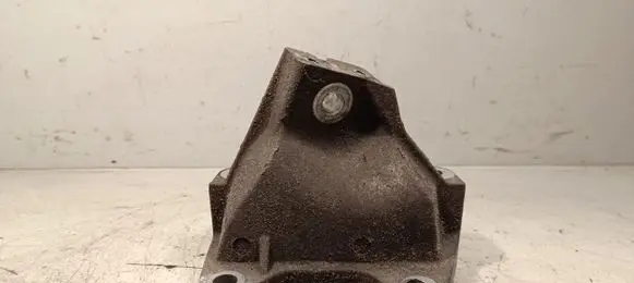 Jeep Grand Cherokee Engine mounting bracket