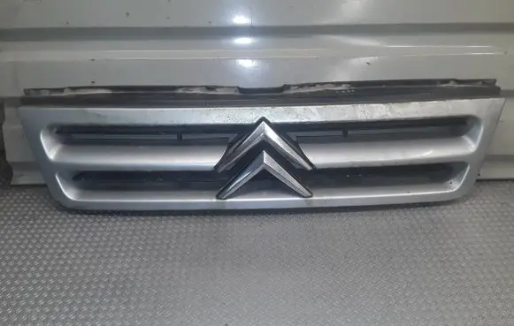 Citroen Jumper Front bumper upper radiator grill 1304699070