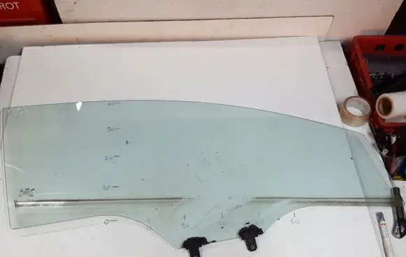 KIA Rio Sliding door window/glass 
