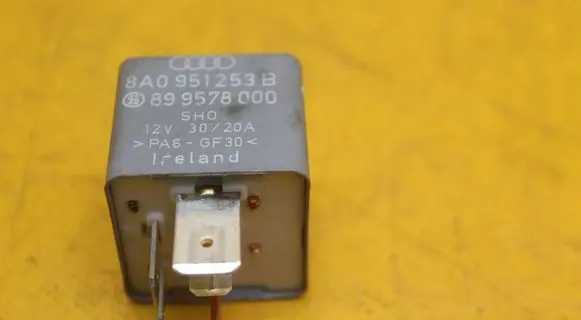 Audi A8 S8 D2 4D Fuel pump relay 8A0951253B 899578000