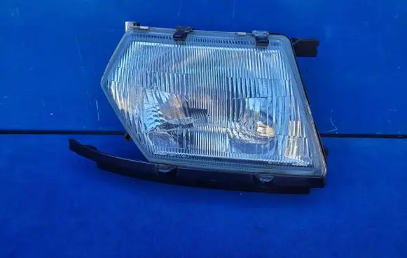 Nissan Patrol Y61 Headlight/headlamp HCR105