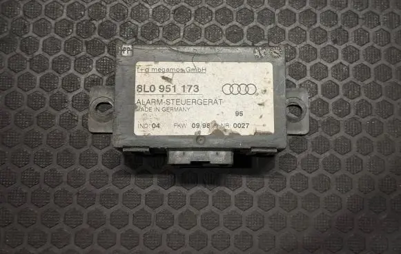 Audi A8 S8 D2 4D Alarm control unit/module 8L0951173