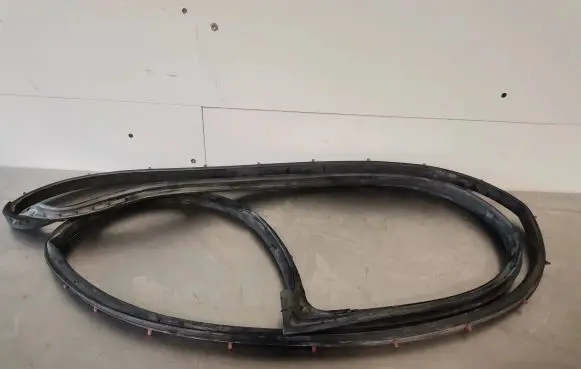 Opel Mokka X Rubber seal front coupe door 42385183