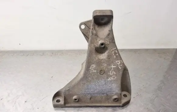 Volkswagen PASSAT B5.5 Engine mounting bracket 8D0199308AB