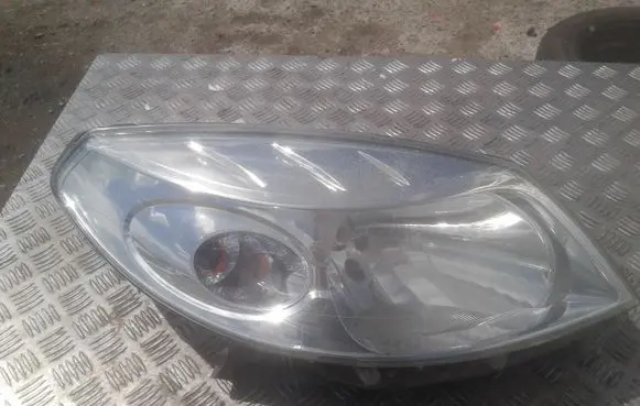 Dacia Sandero Headlight/headlamp 8200733877