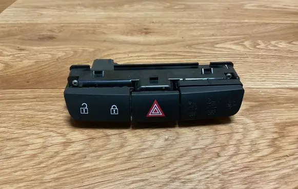 Opel Insignia A Hazard light switch 13271927 GE9057
