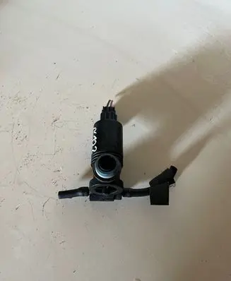 Land Rover Discovery 4 - LR4 Windscreen/windshield washer pump 1011284 824807 100118B