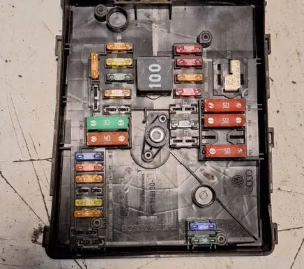 Volkswagen Golf VI Fuse box set 017181281 01718130 8K2303117184