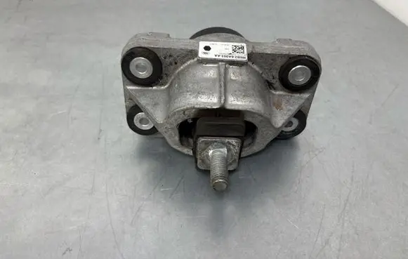 Land Rover Defender Engine mount bracket M8B26A003AA EC0133000
