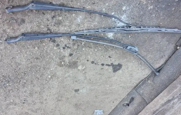 Volkswagen PASSAT B5 Front wiper blade arm