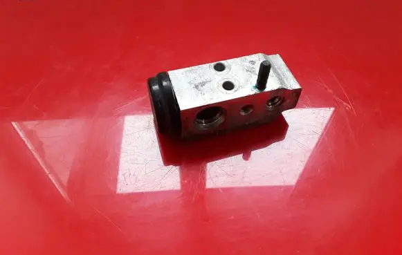 KIA Carens II Air conditioning (A/C) expansion valve T416230621