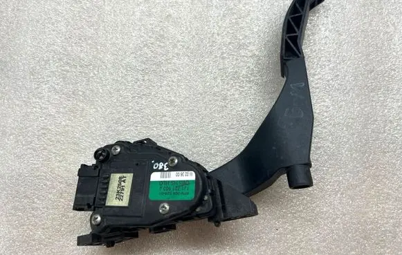 Volkswagen Golf IV Brake pedal 1J1721503J