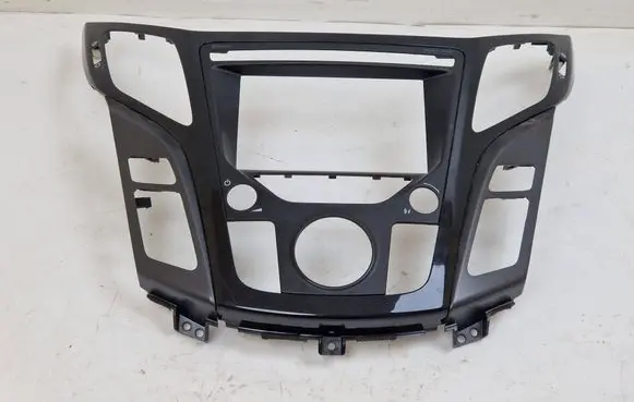 Hyundai i40 Radio/GPS head unit trim U09C873810