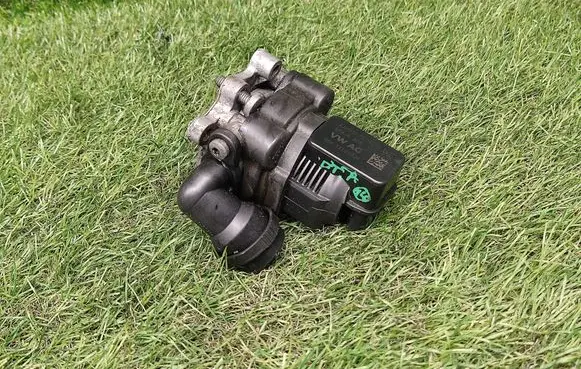 Volkswagen Jetta VI EGR valve 06K131097M 70151071
