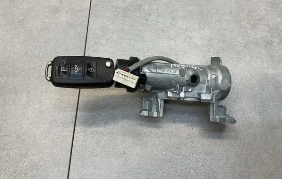 Volkswagen Touran II Ignition lock 1K0905851 1K0905865B