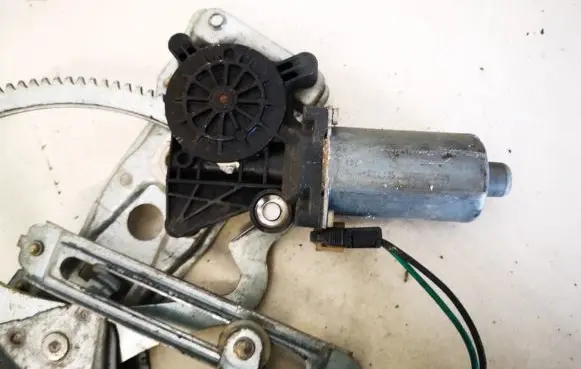 Mercedes-Benz E W210 Front door window regulator motor 0130821671