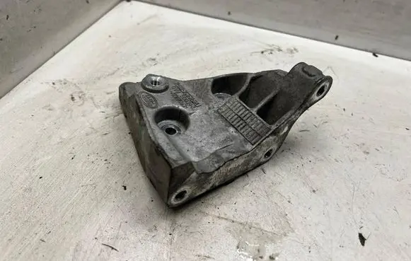 Jaguar XF Power steering pump mounting bracket QVU500340