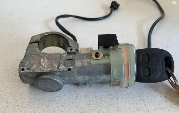 Subaru Outback Ignition lock 88215AE010 X1T25571