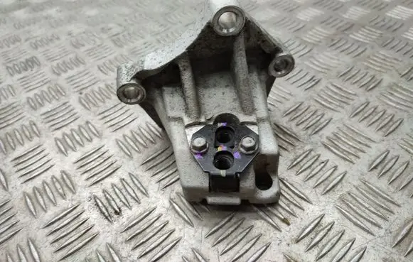 KIA Ceed Engine mounting bracket