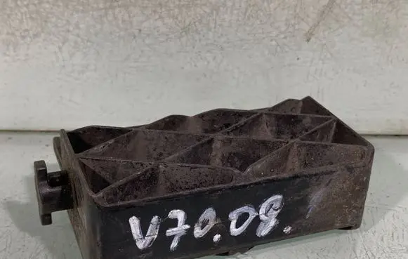 Volvo V70 Radiator mount bracket