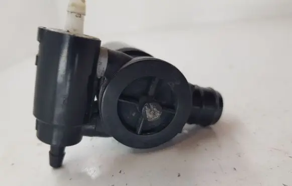 Nissan Juke I F15 Windscreen/windshield washer pump 31108