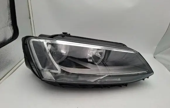 Volkswagen Jetta VI Headlight/headlamp