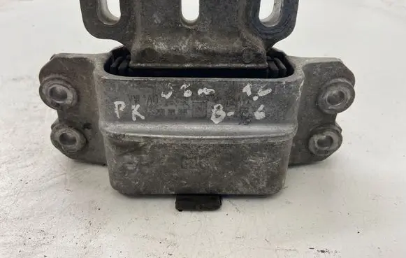 Volkswagen PASSAT B6 Engine mount bracket 3C0199555
