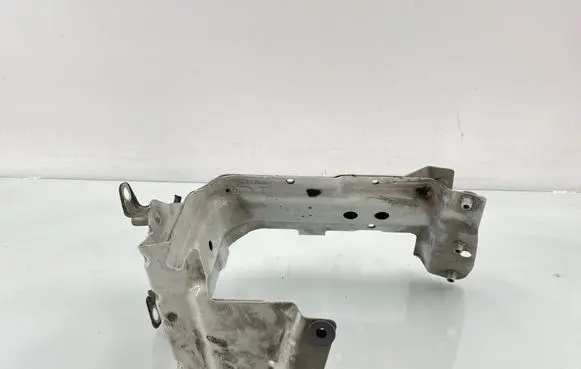 Audi Q7 4M Fender mounting bracket 4M0821132C