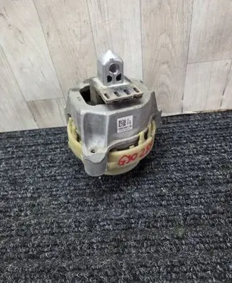 Engine mount bracket