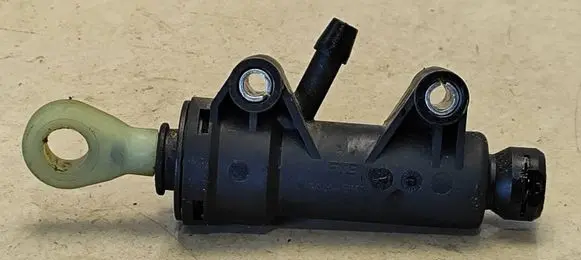BMW 3 E90 E91 Clutch master cylinder 6773670 3670B10