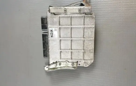 Toyota Avensis T270 Engine control unit/module 8966105F20