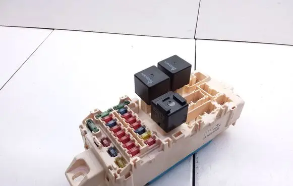 Mitsubishi Galant Fuse module MR40589