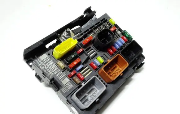 Peugeot 5008 Fuse module 9667044980 13461807