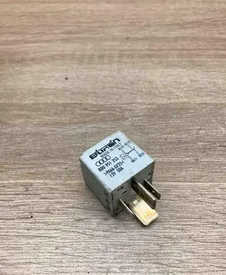 Volkswagen PASSAT B5.5 Other relay 8D0951253