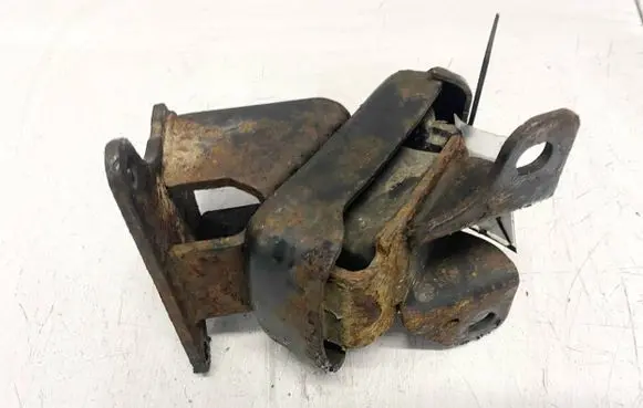 KIA Sorento Engine mount bracket