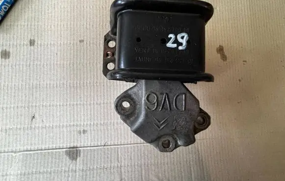 Citroen C4 I Engine mount bracket 9636270080