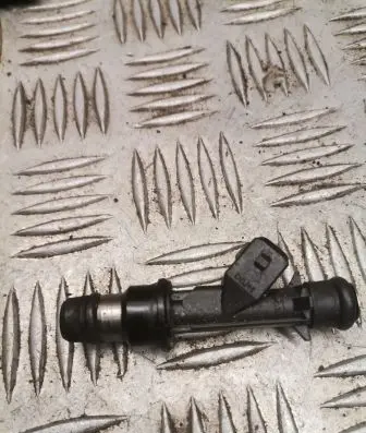 Opel Zafira B Fuel injector 25343299