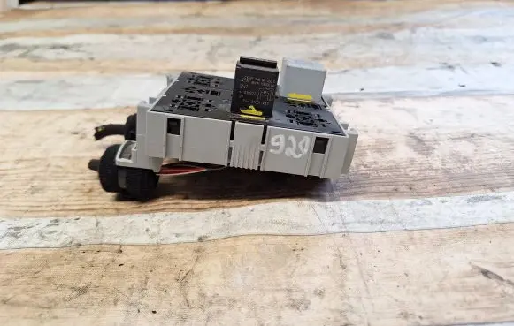 Volkswagen Touareg I Relay mounting block 7L0937503A