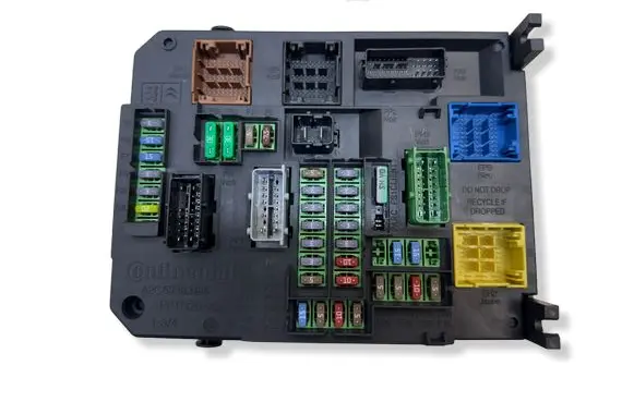 Peugeot 508 Fuse module 9806687980