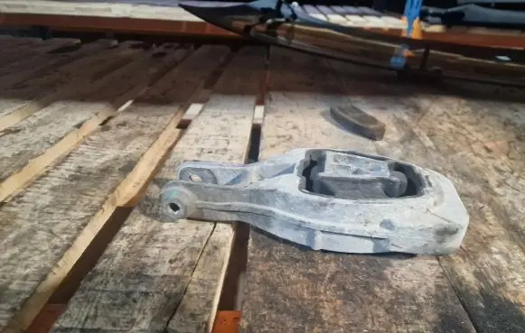 Buick Encore I Engine mount bracket