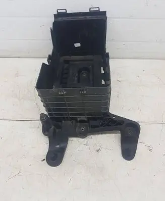 Volkswagen PASSAT CC Battery tray 1K0915333