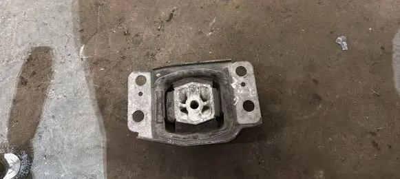 Volvo V70 Engine mount bracket 30680700