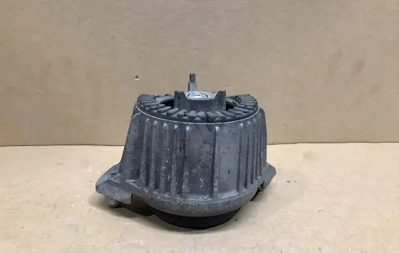 Mercedes-Benz C W204 Engine mount bracket A2042400317