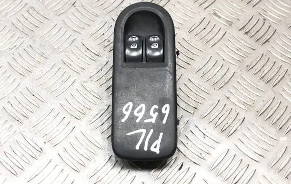 Renault Clio III Electric window control switch 8200356520 606619H E29470