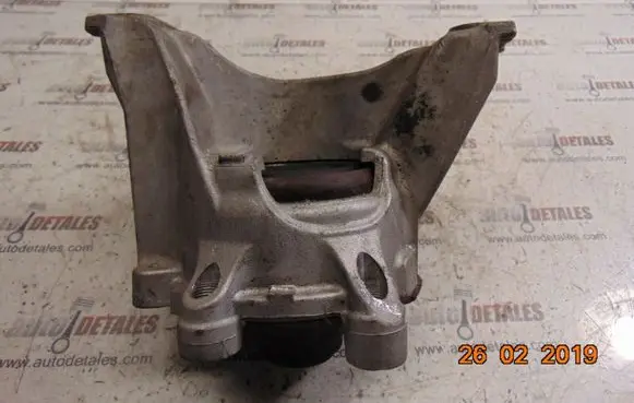 Honda CR-V Engine mount bracket