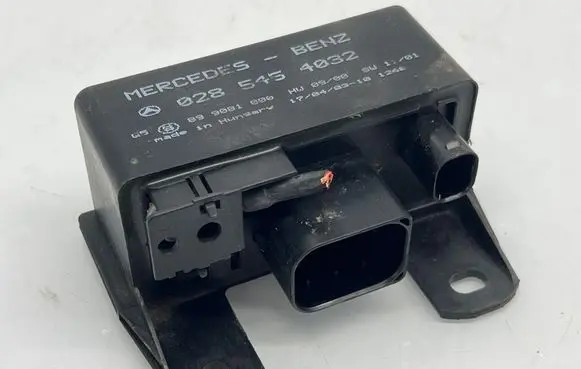 Mercedes-Benz E W211 Glow plug pre-heat relay 0285454032
