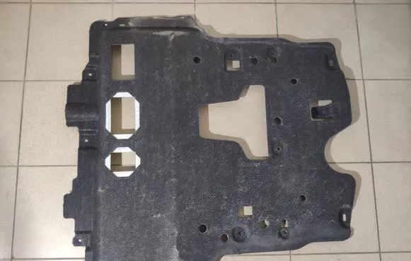 Peugeot 208 II Engine splash shield/under tray 9824226080