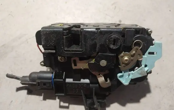 Volkswagen Golf V Rear door lock 7L0839015
