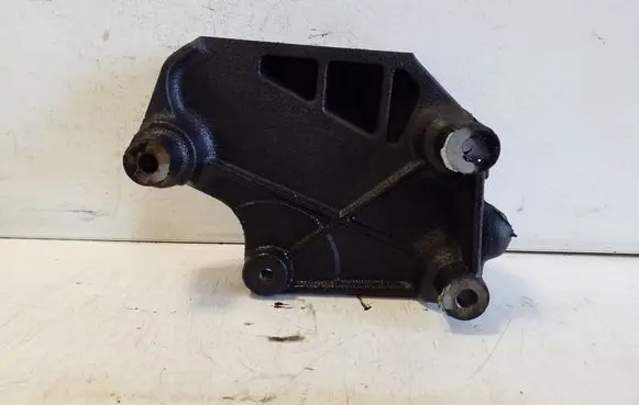 Engine mounting bracket